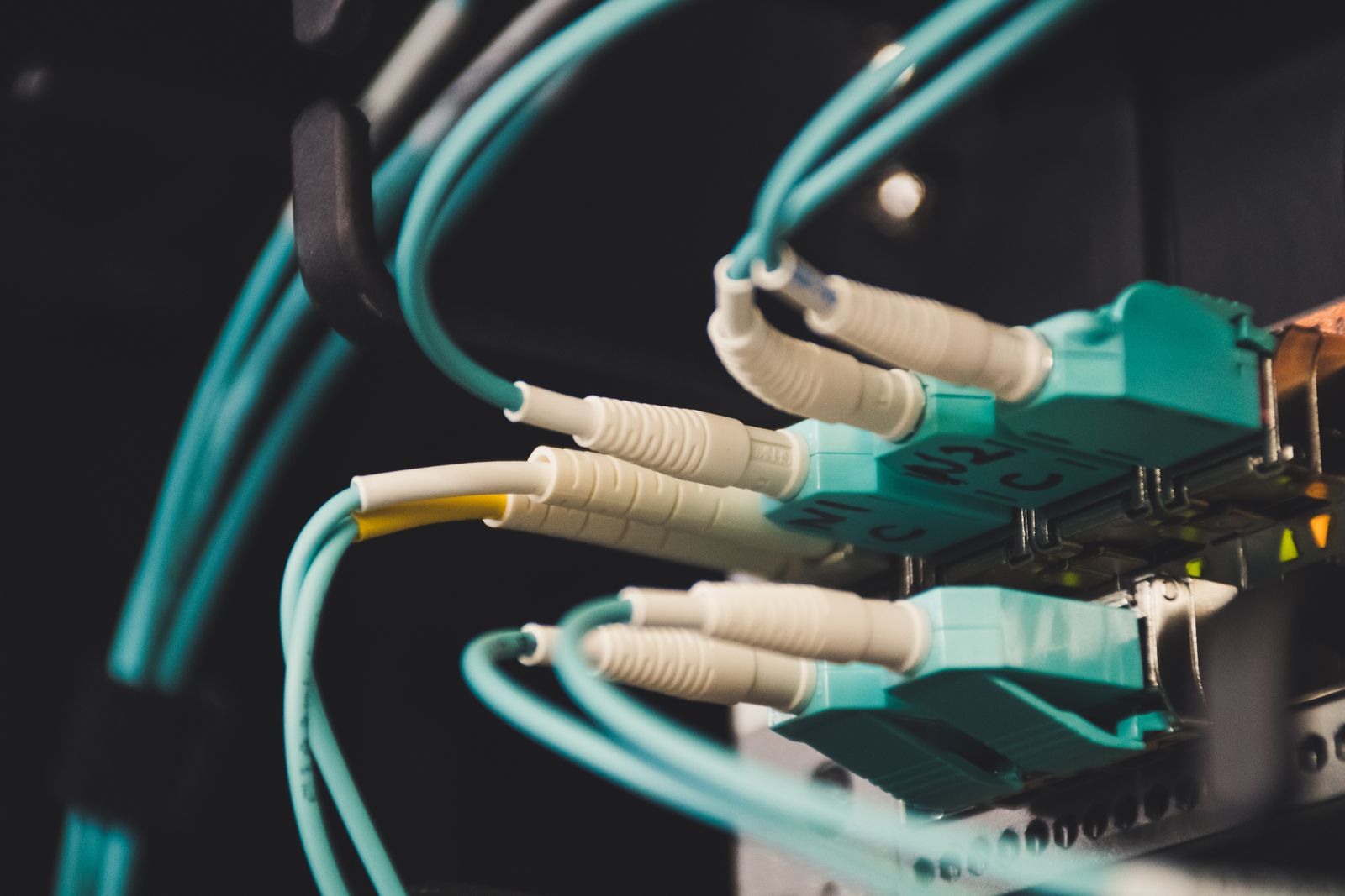 Network cables and patching ports in a data center infrastructure