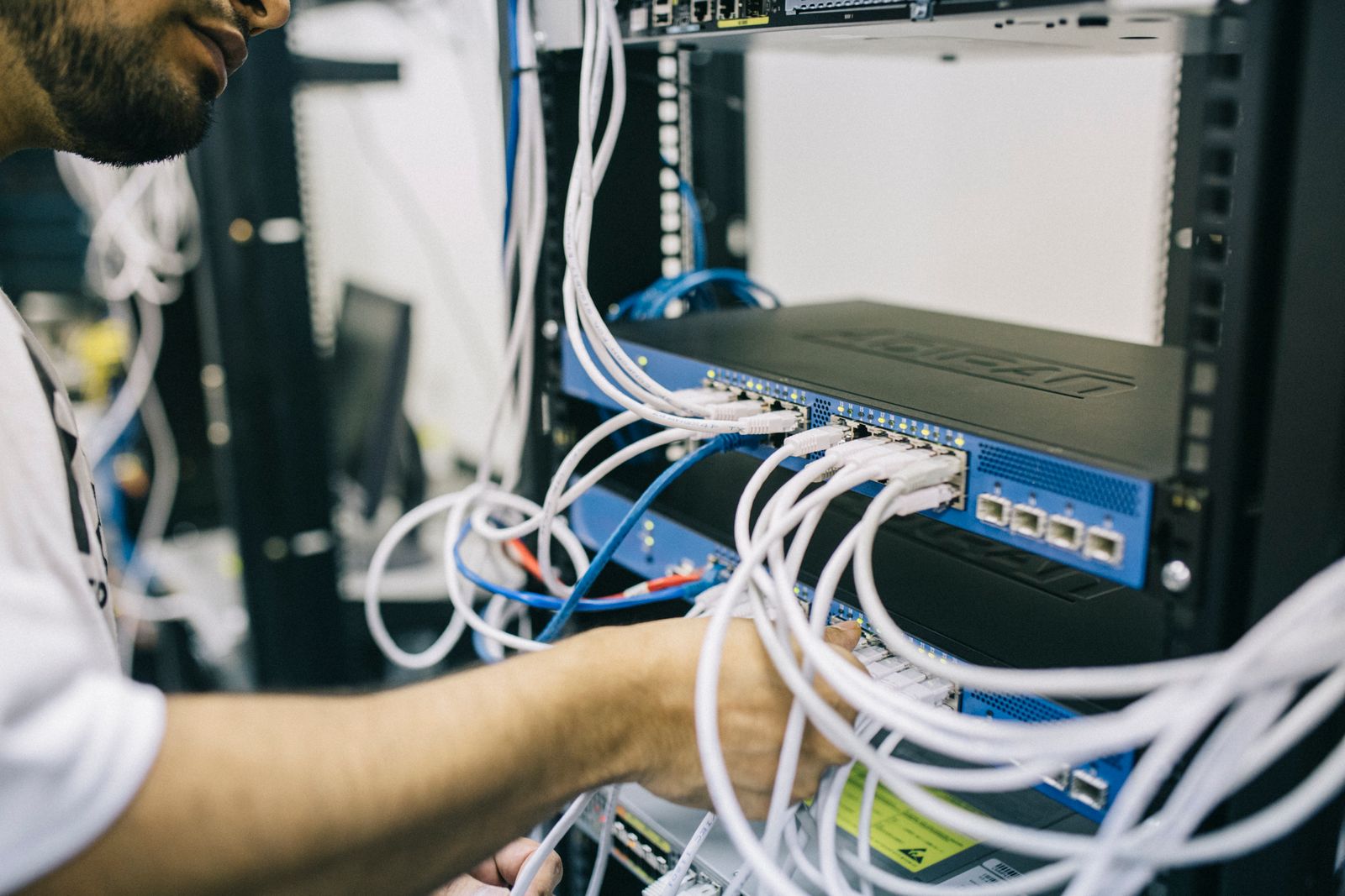 Techniker von Weber IT Solutions bei einem Smart-Hands-Einsatz an einem Server im Schrank